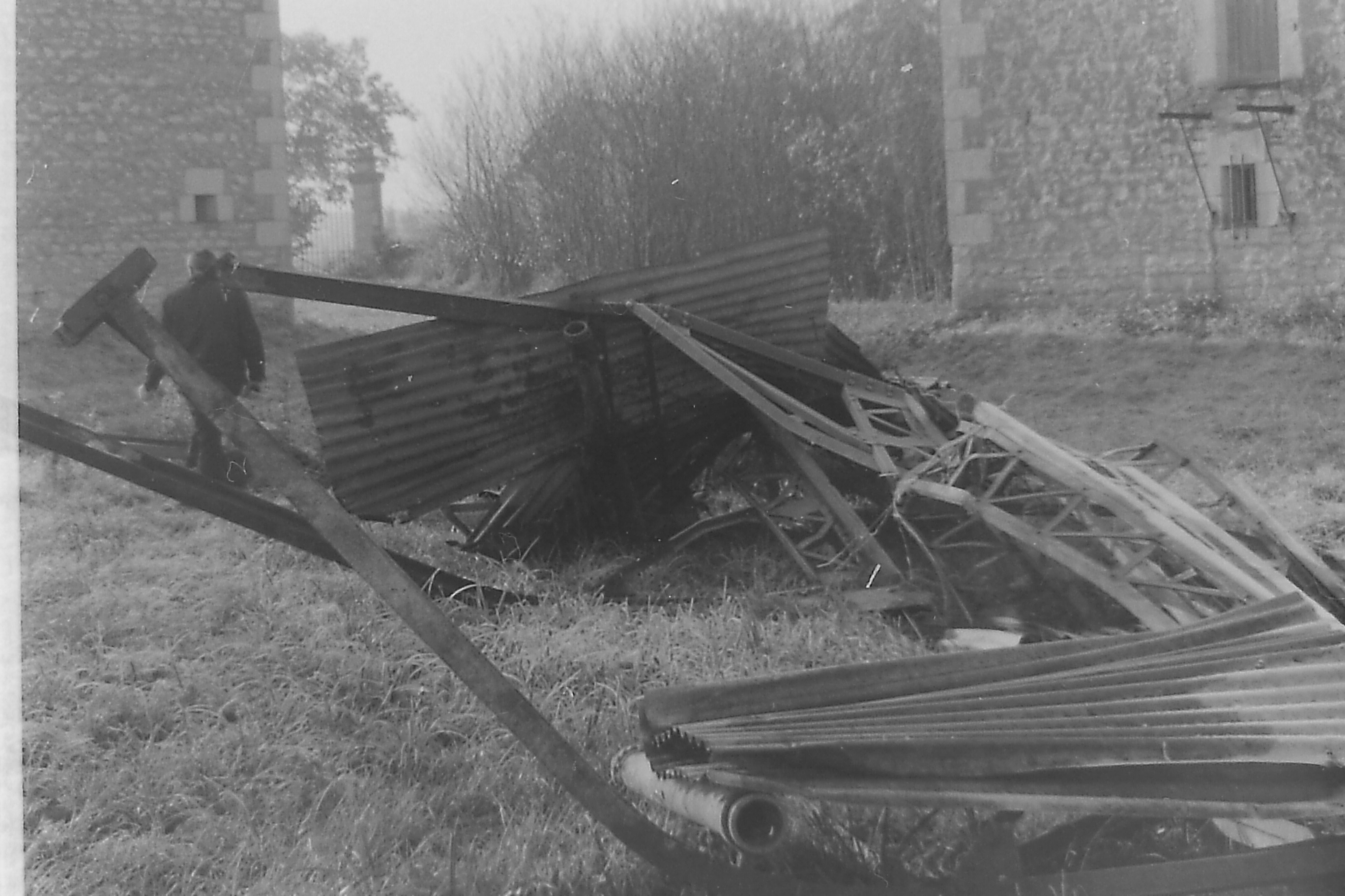 Au pied de la maison du passeur, les décombres du lavoir emporté par la crue de 1996