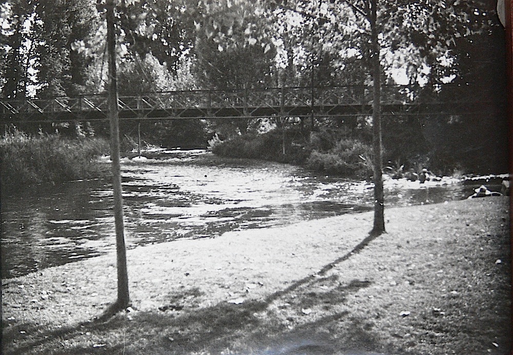 Le pont Eiffel traverse le Clain au Port de Beaumont
